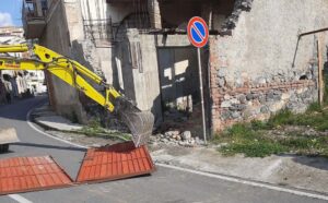 cassano centro demolizione immobile via v emanuele 01