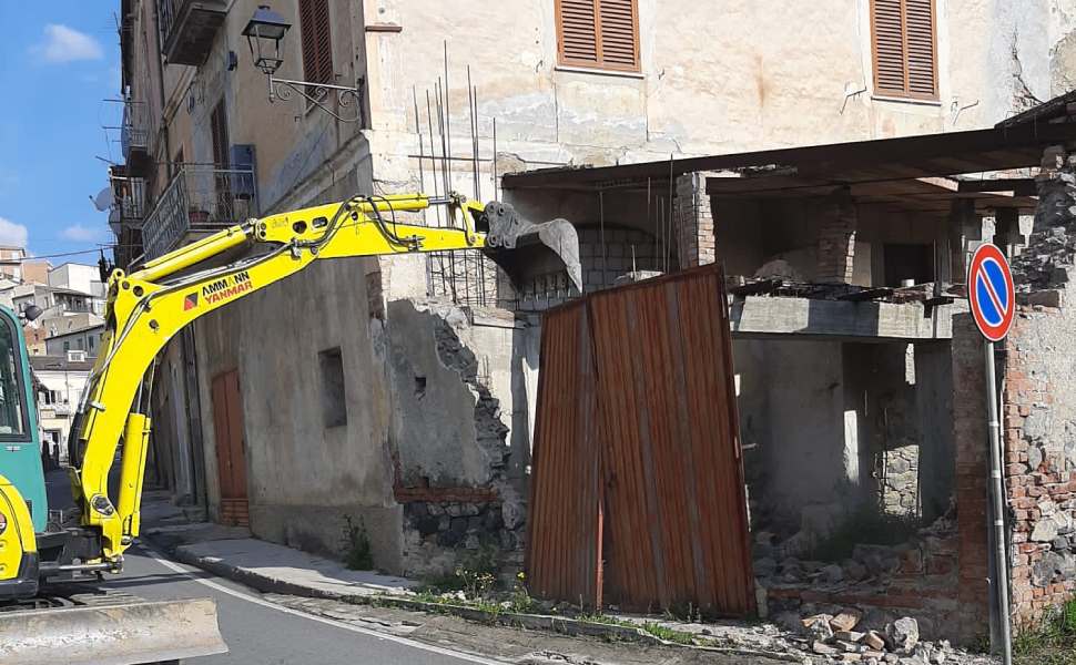 cassano centro demolizione immobile via v emanuele 02