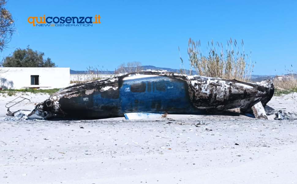 caulonia barca fiamme migranti 02