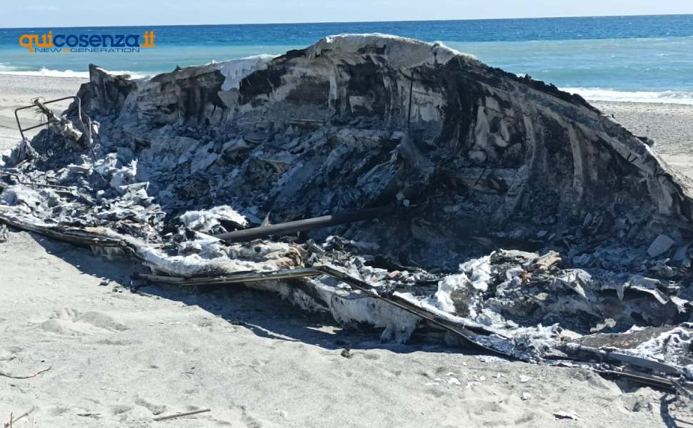 caulonia barca fiamme migranti 03