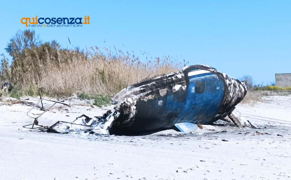 caulonia barca fiamme migranti