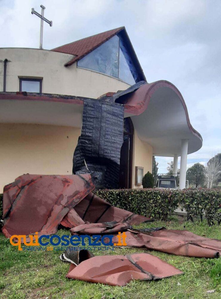 Paura a Cosenza, violento nubifragio: danni al villaggio Coldiretti, tetti divelti e alberi caduti 57 cimitero maltempo tromba d'aria