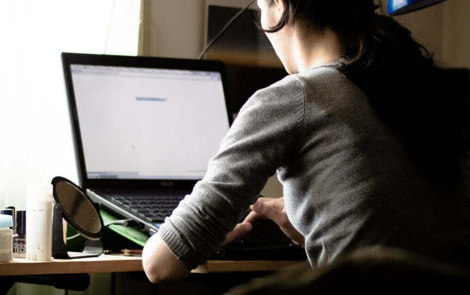 donna computer truffa sentimentale