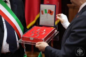 Albania e Arberia di Calabria avviano uno storico patto istituzionale 60 foto 6 Madeo consegna al Presidente Begaj lopera del maestro Gerardo Sacco