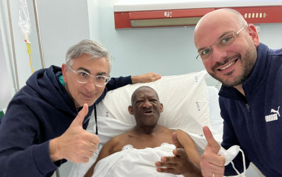 il Parroco Africano Padre Andre dopo il risveglio del delicato intervento chirurgico