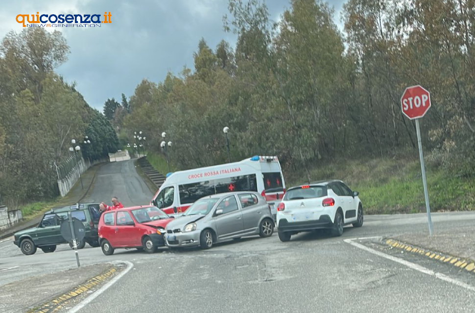 Rende, incidente tra due auto in via Modigliani: traffico rallentato 51 incidente Santagostino