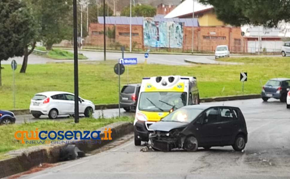 Cosenza: incidente nei pressi delle piscine di Campagnano, sul posto l'ambulanza 55 incidente cosenza piscine 02