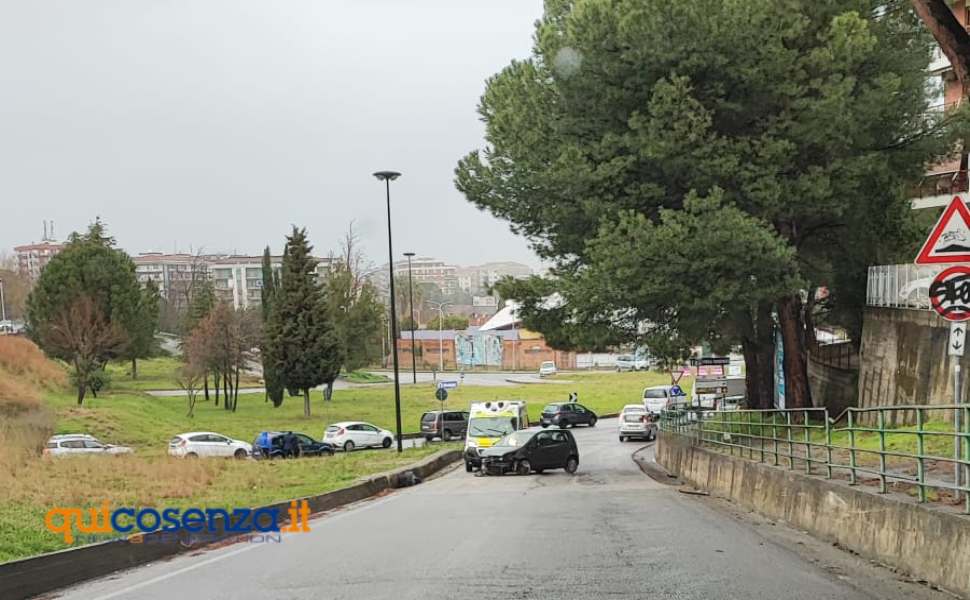 Cosenza: incidente nei pressi delle piscine di Campagnano, sul posto l'ambulanza 57 incidente cosenza piscine 03
