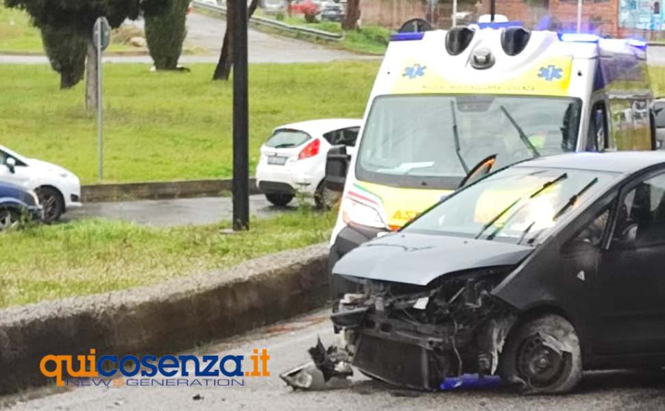 Cosenza: incidente nei pressi delle piscine di Campagnano, sul posto l'ambulanza 56 incidente cosenza piscine