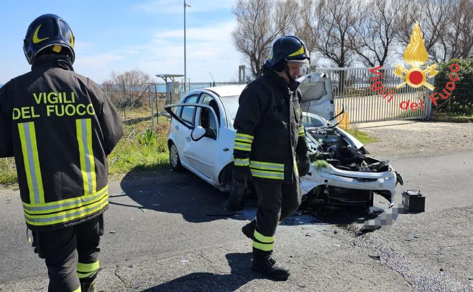 incidente stradale pertusola sud crotone 02