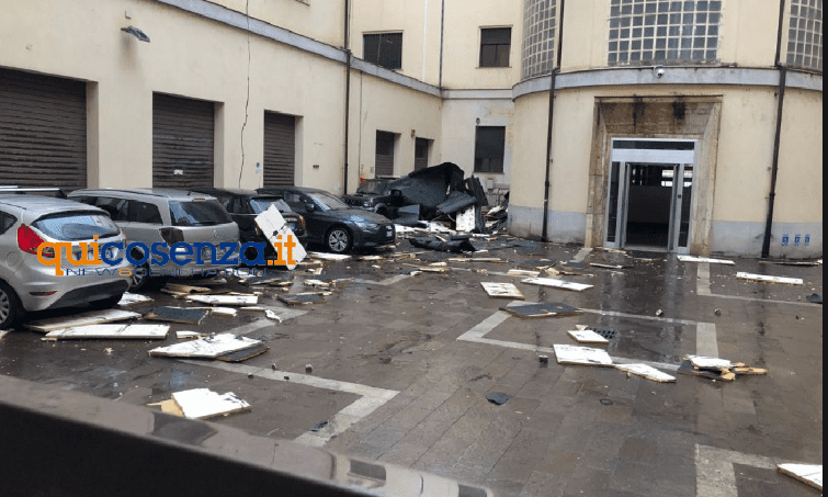 Paura a Cosenza, violento nubifragio: danni al villaggio Coldiretti, tetti divelti e alberi caduti 52 maltempo cosenza
