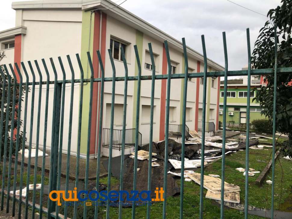 Paura a Cosenza, violento nubifragio: danni al villaggio Coldiretti, tetti divelti e alberi caduti 54 plesso via giulia maltempo 13 marzo
