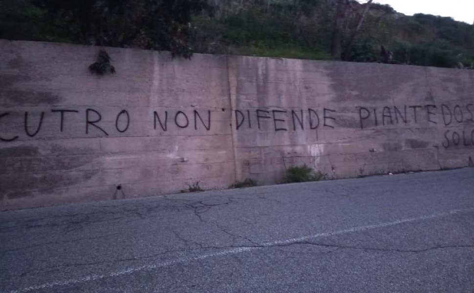 scritte cutro migranti piantedosi 01