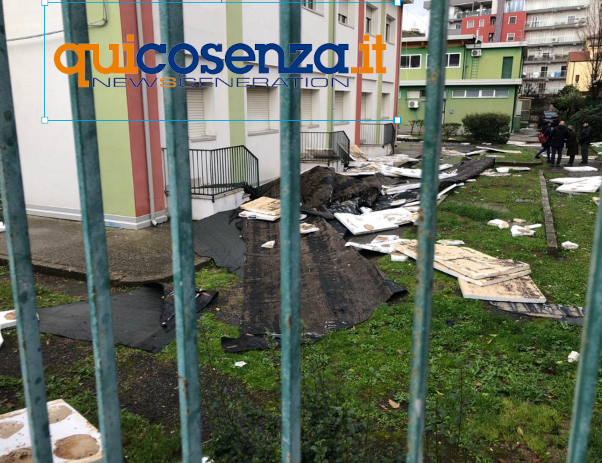 Paura a Cosenza, violento nubifragio: danni al villaggio Coldiretti, tetti divelti e alberi caduti 53 scuola collodi