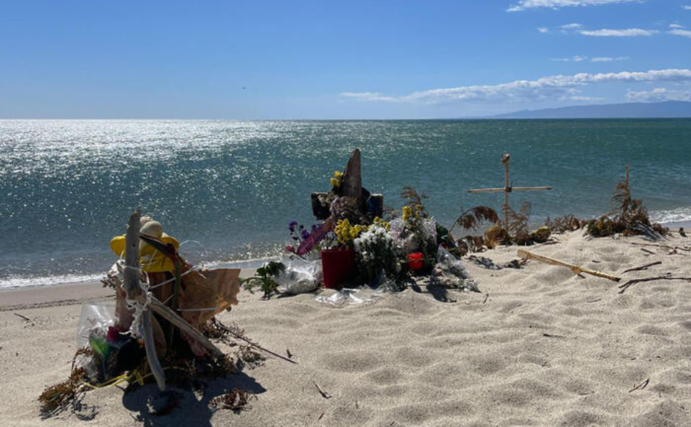 spiaggia naufragio cutro migranti