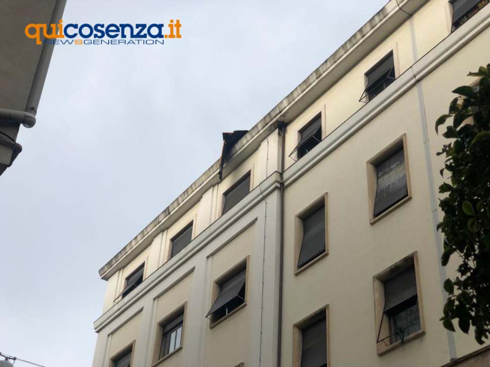 Paura a Cosenza, violento nubifragio: danni al villaggio Coldiretti, tetti divelti e alberi caduti 58 tetto prefettura Tromba d'aria