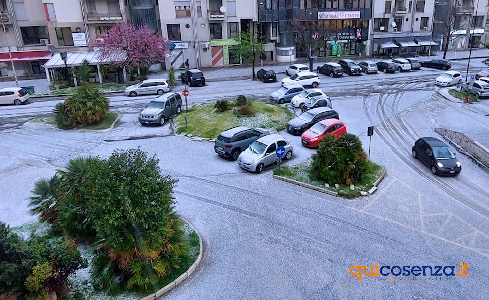 Non è neve ma grandine, le strade di Cosenza imbiancate 54 Grandinata Rende strade bianche