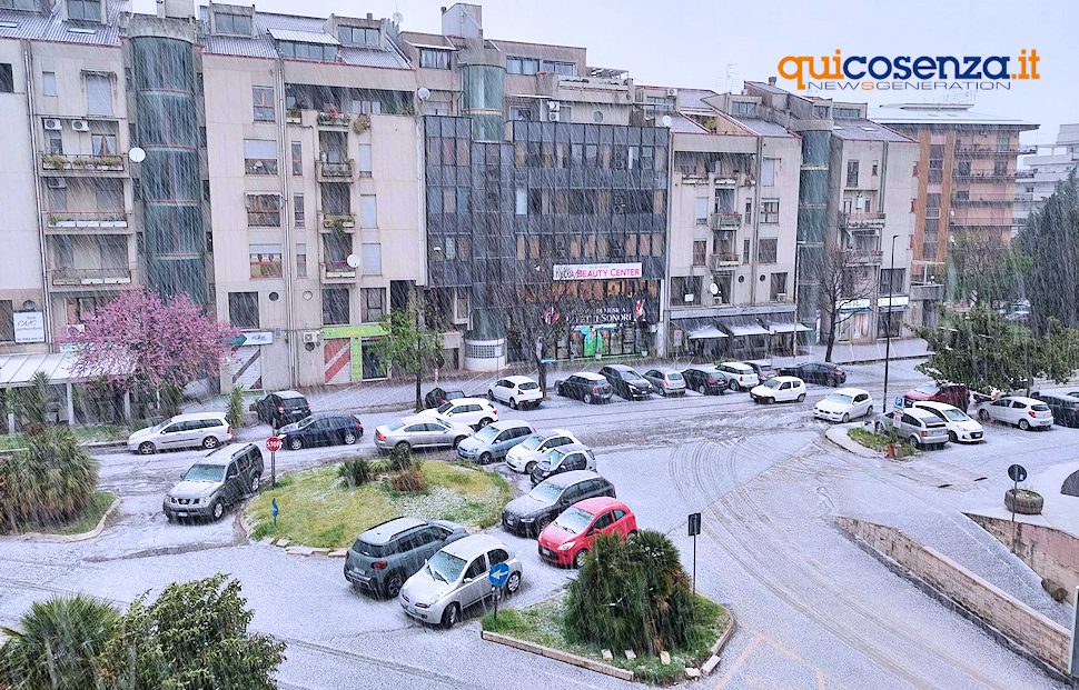 Non è neve ma grandine, le strade di Cosenza imbiancate 53 Grandinata Cosenza