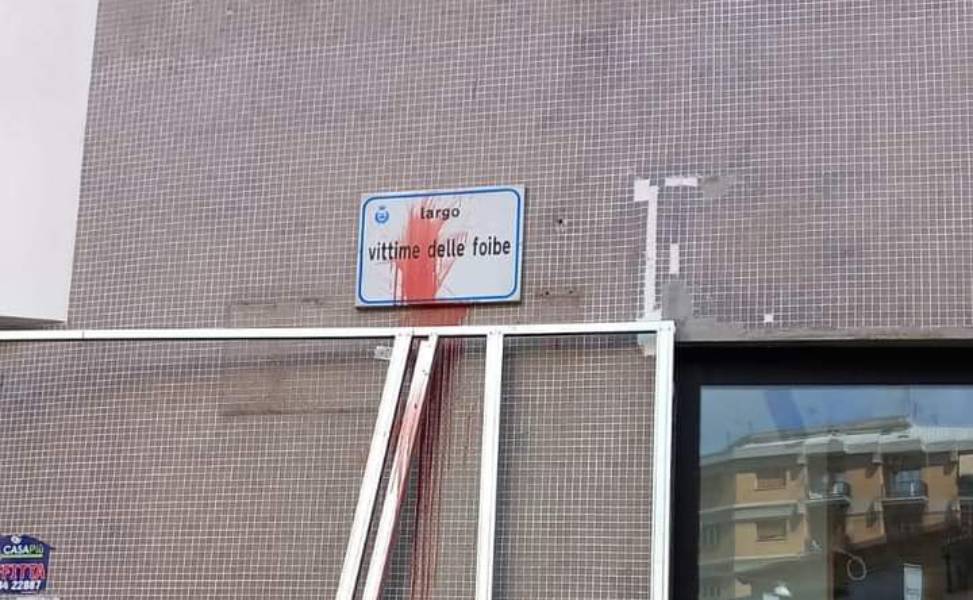 Imbrattamento targa vittime foibe cosenza