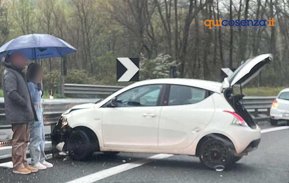 A2, auto di traverso sulla rampa allo svincolo Cosenza Sud: traffico rallentato 51 Incidente Svicolo Cosenza