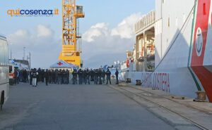 Migranti sbarco Calabria Guardia Costiera