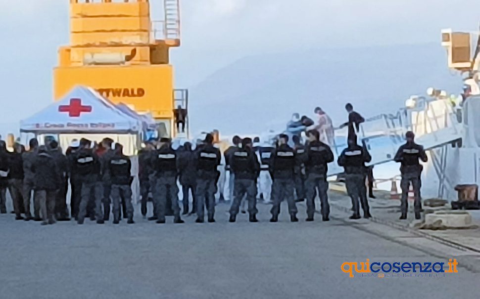«Trattenimenti illeggittimi di migranti»: scontro magistrati-governo italiano 72 Migranti sbarco Calabria Guardia Costiera2