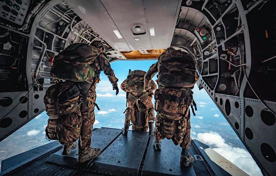 Precipita in un giardino durante un'esercitazione. Muore paracadutista di Cosenza 55 Paracadutisti folgore