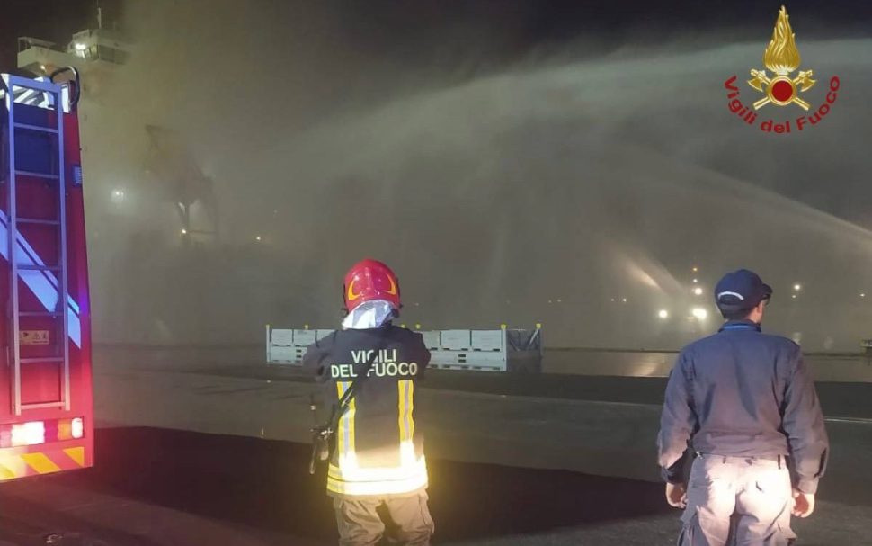 Portacontainer in fiamme