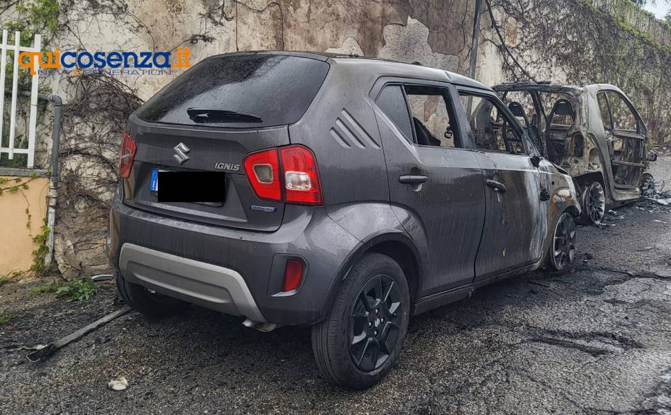 auto incendiate rende via raffaello sanzio 003