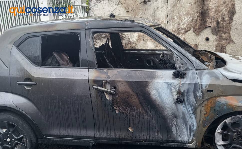 auto incendiate rende via raffaello sanzio 01