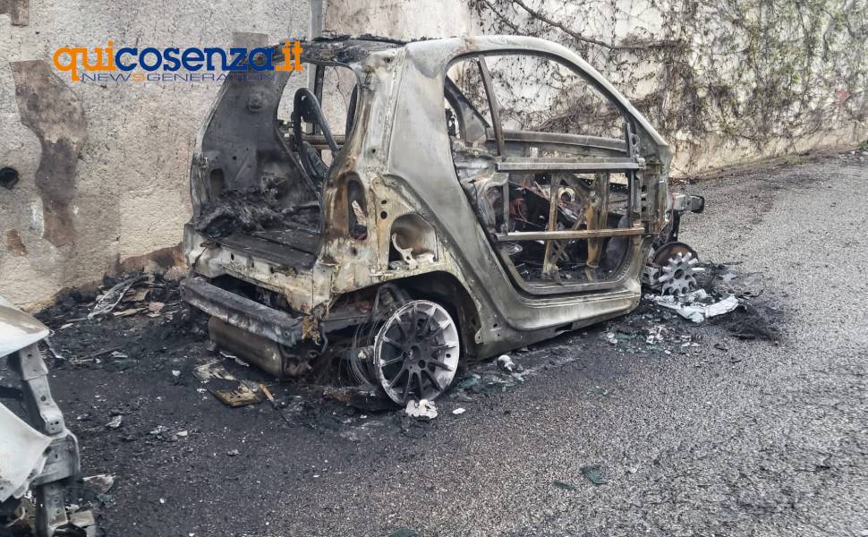 auto incendiate rende via raffaello sanzio 02