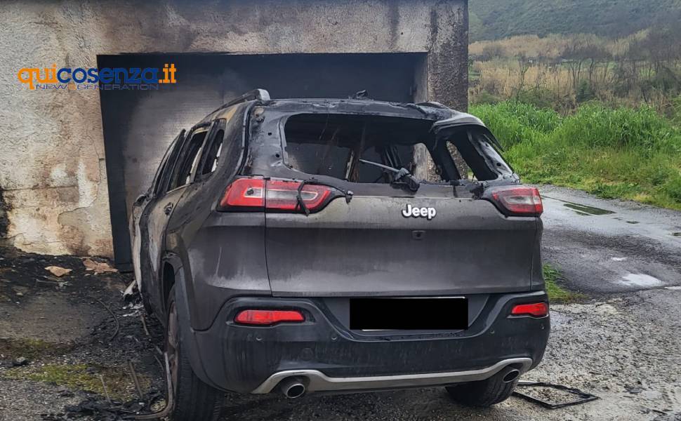 auto incendiate rende via raffaello sanzio 04