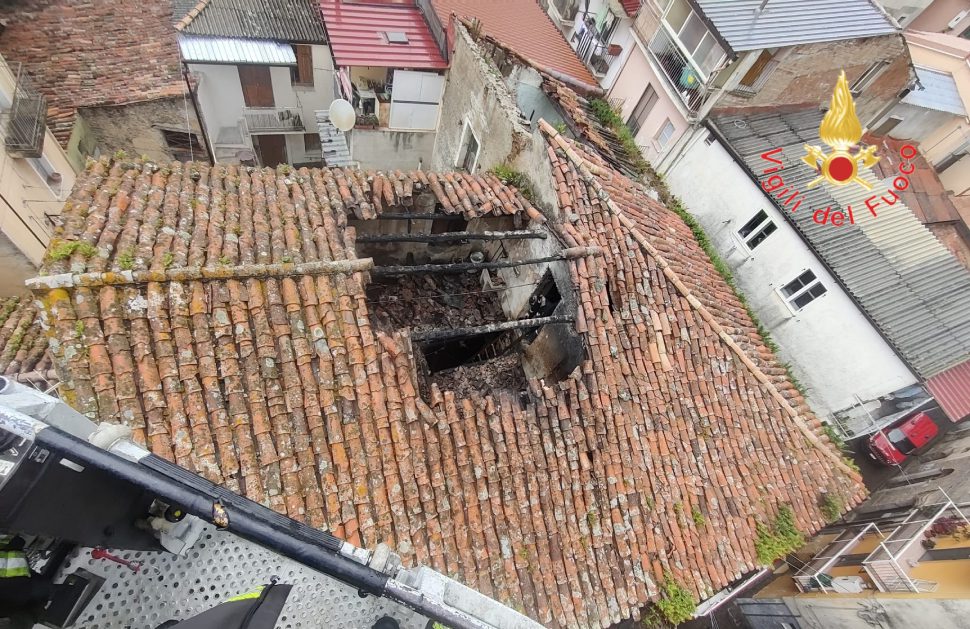 casolare abbandonato incendio 1