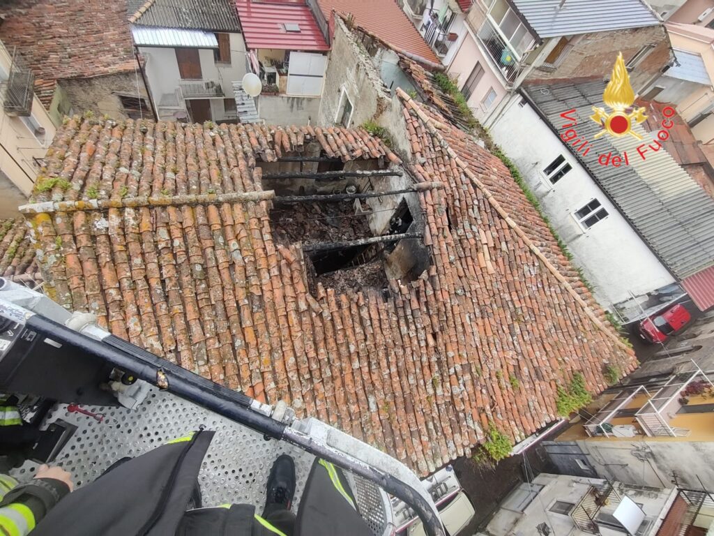 casolare abbandonato incendio