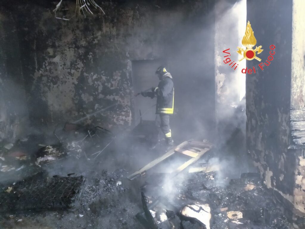 casolare abbandonato incendio 2