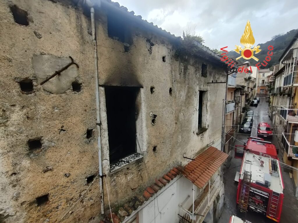 casolare abbandonato incendio 3