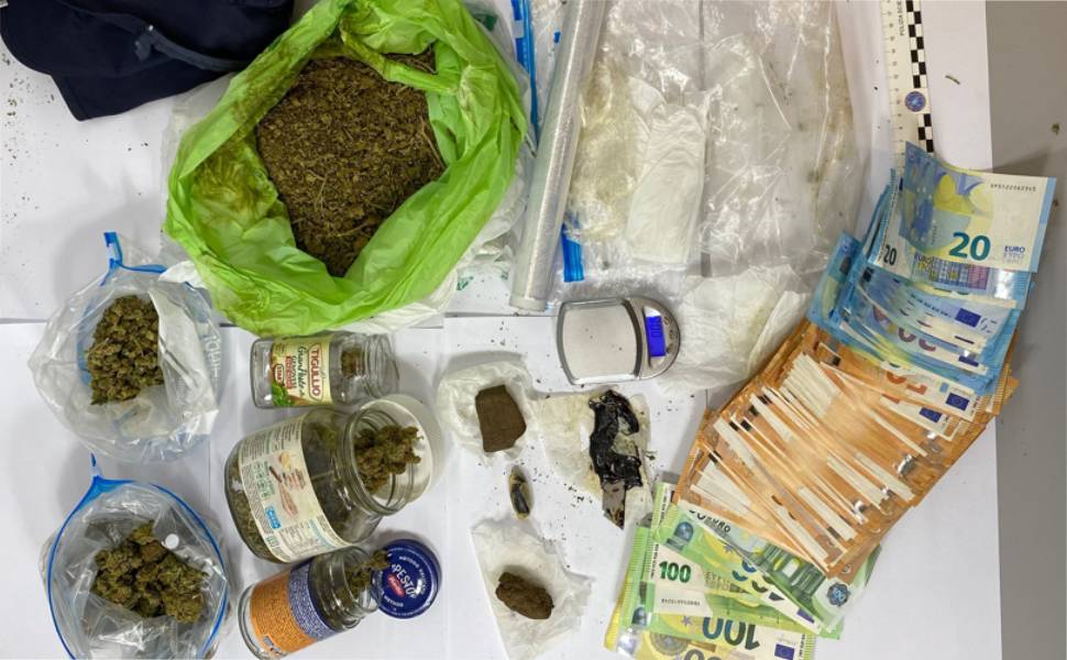 Fermato all'Unical con marijuana e hashish, trovati anche 6mila euro in contanti 51 foto arresto unical droga questura cosenza