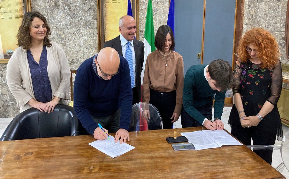 Cosenza, c'è il patto di collaborazione. Arriva la gestione condivisa dei beni comuni 51 il momento della firma 2 1