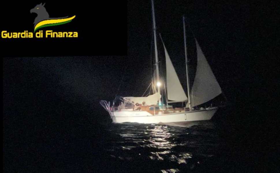 imbarcazione migranti deriva guardia finanza