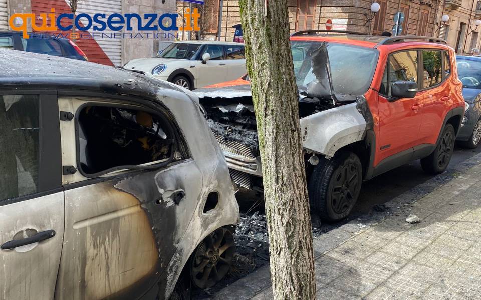 Cosenza, due auto danneggiate dalle fiamme su via Piave 53 incendio auto via piave cosenza 01