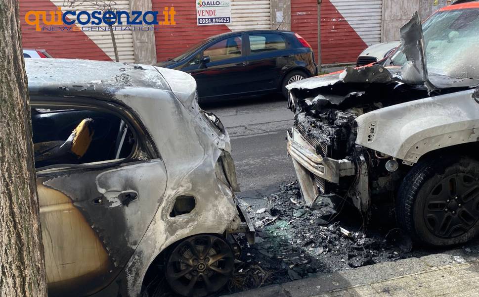 Cosenza, due auto danneggiate dalle fiamme su via Piave 54 incendio auto via piave cosenza 02