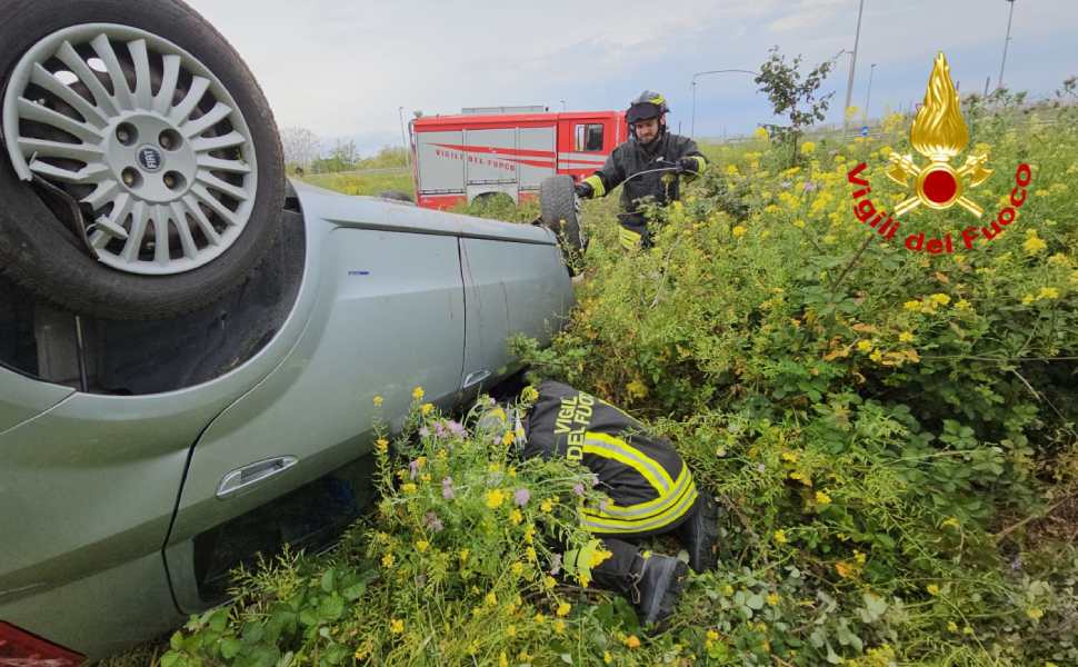 incidente 106 crotone auto ribaltata