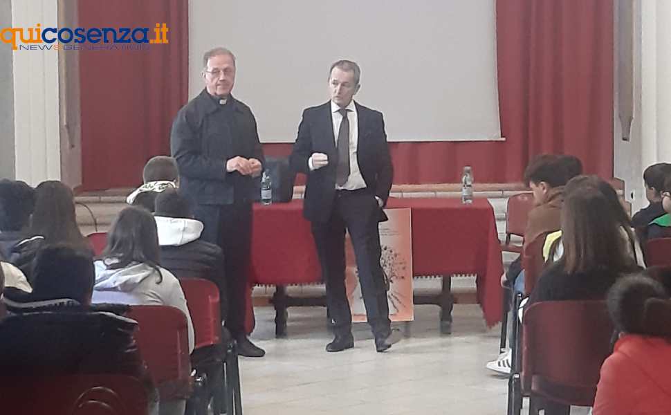 Cosenza: nella parrocchia di Santa Teresa, tanti giovani al percorso 'ACR sulle ali della legalità' 64 polizia chiesa santa teresa cosenza incontro acr 02