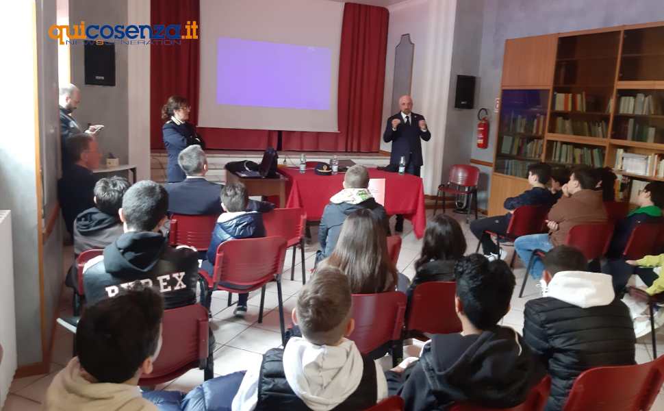 Cosenza: nella parrocchia di Santa Teresa, tanti giovani al percorso 'ACR sulle ali della legalità' 65 polizia chiesa santa teresa cosenza incontro acr 06