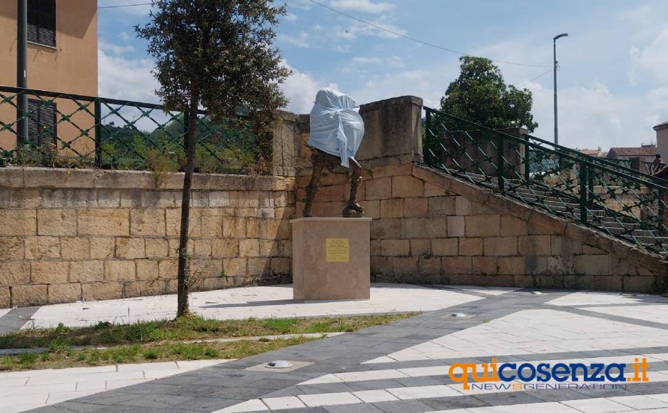 'Donna Brettia': il 30 aprile l’inaugurazione, su via Sertorio Quattromani 51 statua donna brettia via sertorio quattromani cosenza 01