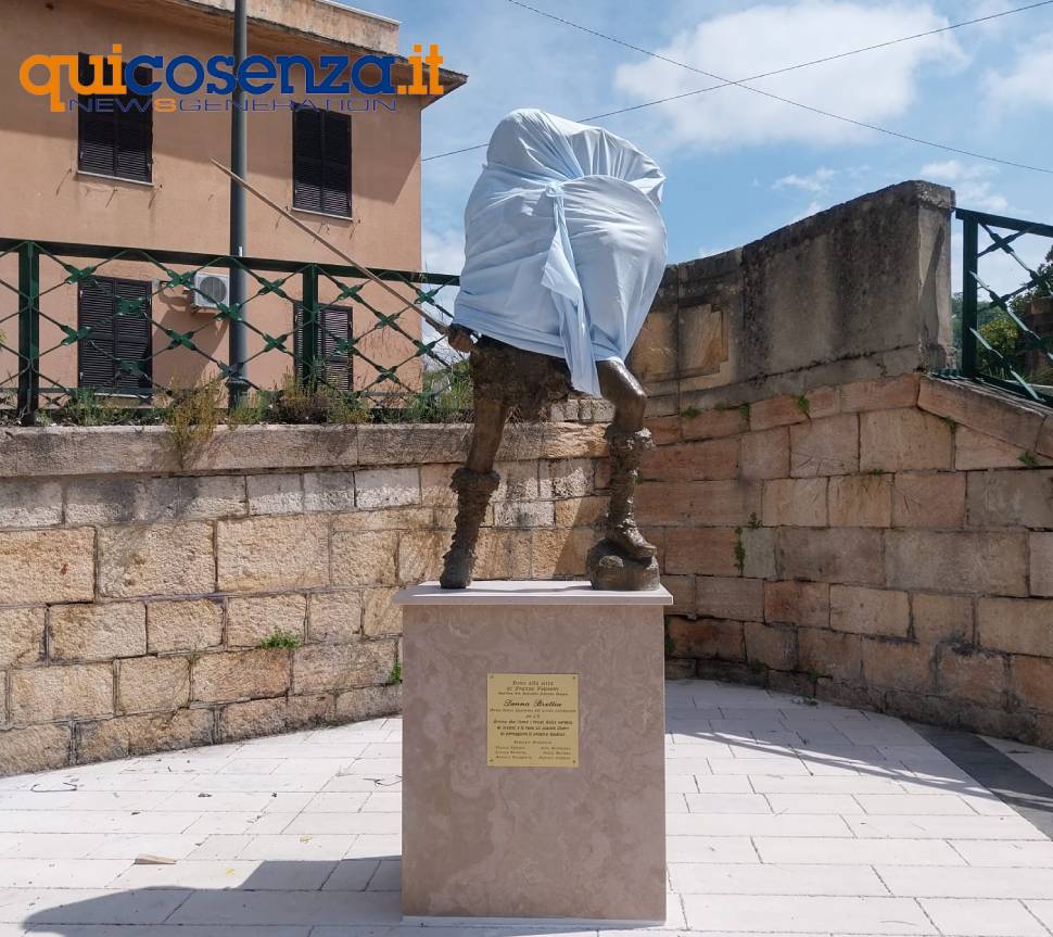 statua donna brettia via sertorio quattromani cosenza 02