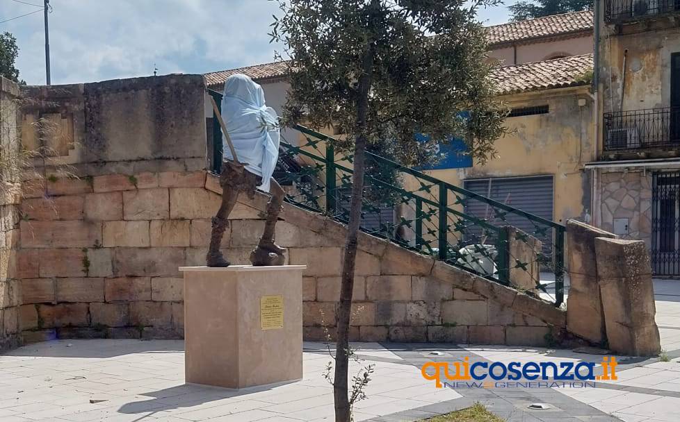 Cosenza: la statua della 'Donna Brettia' collocata su via Sertorio Quattromani 55 statua donna brettia via sertorio quattromani cosenza 03