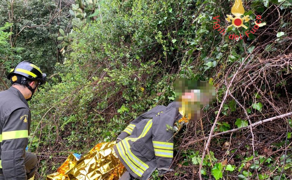 vigili fuoco uomo scarpata cz 02