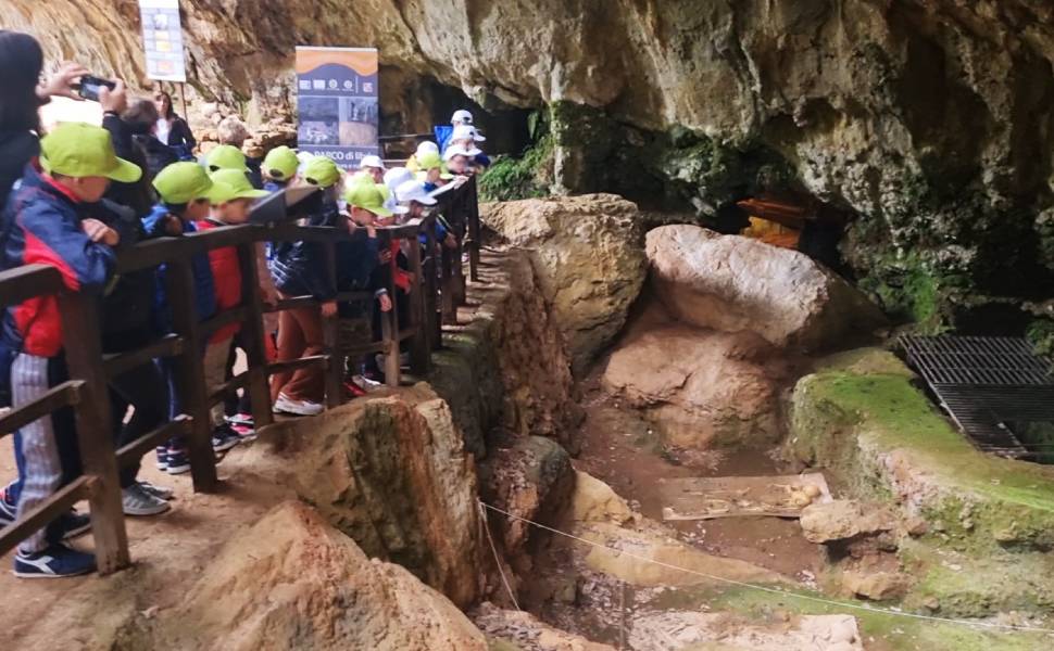 A Papasidero un Parco di libri: turismo, cultura e natura 59 01 Grotta del romito - Papasidero studenti