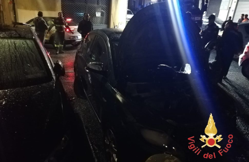 Auto in fiamme Catanzaro